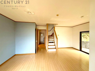 リビングダイニングは家族や友人とのコミュニケーションを楽しむ場所でくつろぎながら食事や会話を楽しめ、多目的に利用できリラックスできる空間です。家庭内の中心として機能し、快適な生活をサポートします。