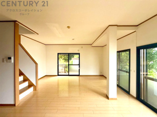 リビングダイニングは家族や友人とのコミュニケーションを楽しむ場所でくつろぎながら食事や会話を楽しめ、多目的に利用できリラックスできる空間です。家庭内の中心として機能し、快適な生活をサポートします。