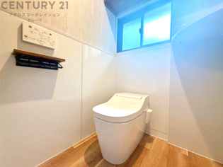 温水洗浄便座付トイレは温水洗浄機能により、暖かい水でおしりを洗浄することができ、冷たい水を使う従来の便座に比べ、温水洗浄機能で暖かいトイレを提供し、快適な使用を可能にします。