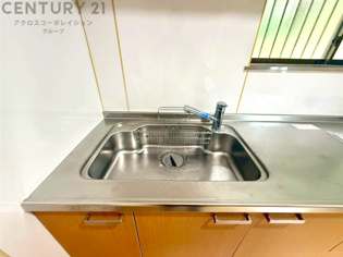 大きなシンクでお鍋などの大きな調理器具を洗う際にも便利です。