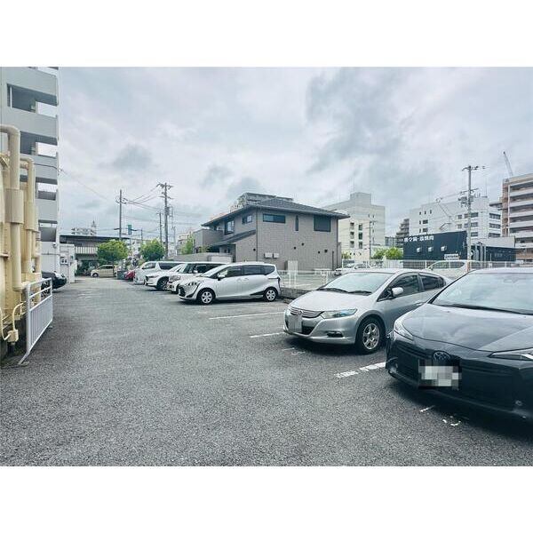 姫路市三左衛門堀西の町の賃貸マンションの駐車場