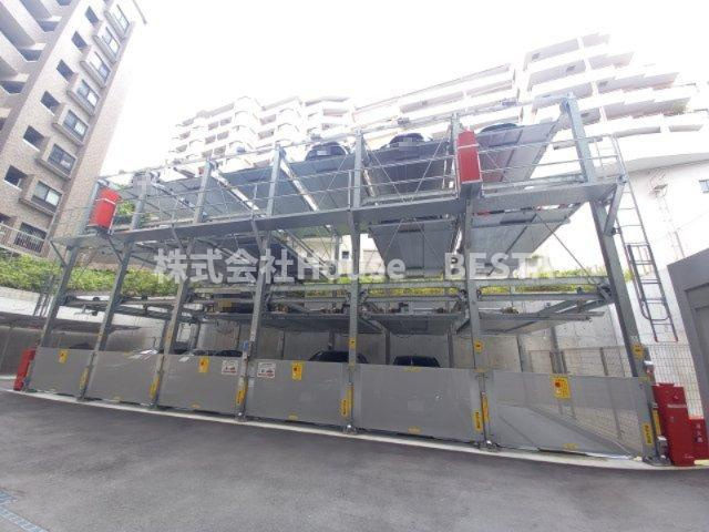 プレサンスブルーム新神戸の駐車場