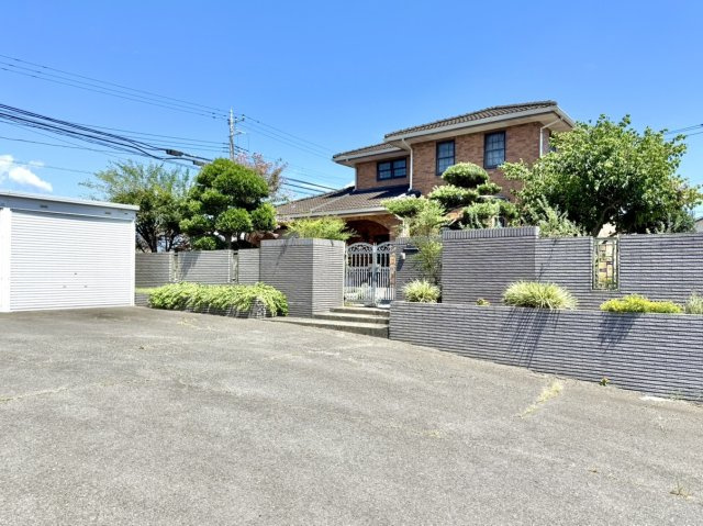 【中古戸建】伊勢崎市香林町2丁目の外観|■外観｜陽だまりのリビング、家事らくキッチンのお家、ついに完成！永く住むほどに愛着を深める、味わい豊かなデザインです。一度ご覧になってみませんか？