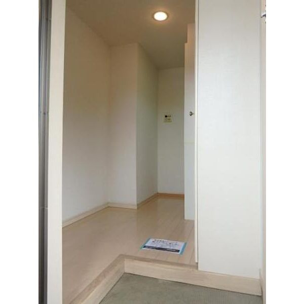 ヨーロピアンシャレー城南町の玄関|シューズボックス付きの玄関です☆