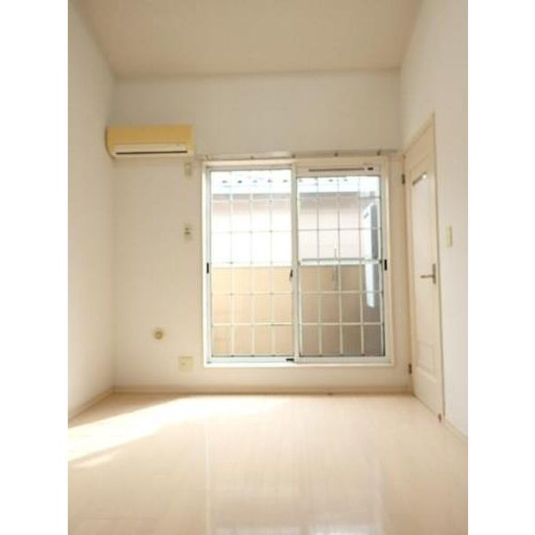 ヨーロピアンシャレー城南町の居間・リビング|明るい室内です☆