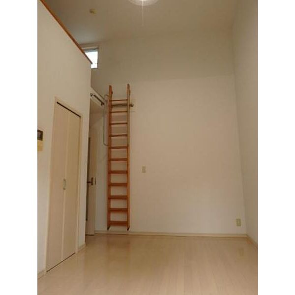 ヨーロピアンシャレー城南町の寝室|クローゼット付の洋室です☆