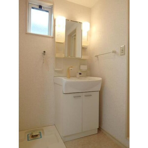 ヨーロピアンシャレー城南町の洗面所|明るい洗面所です★