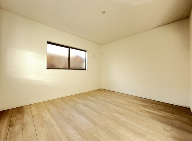 【洋室】 | 新座市大和田5丁目　新築一戸建住宅　全1棟　(志木本店) | 洋室8帖／1階の居室はそれぞれ離れているので家族間でもプライバシーが保てます。