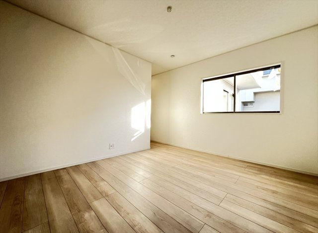 【洋室】 | 新座市大和田5丁目　新築一戸建住宅　全1棟　(志木本店) | 洋室8帖／家具の配置が自由に決められる腰高窓。お部屋のレイアウトもお楽しみいただけます。