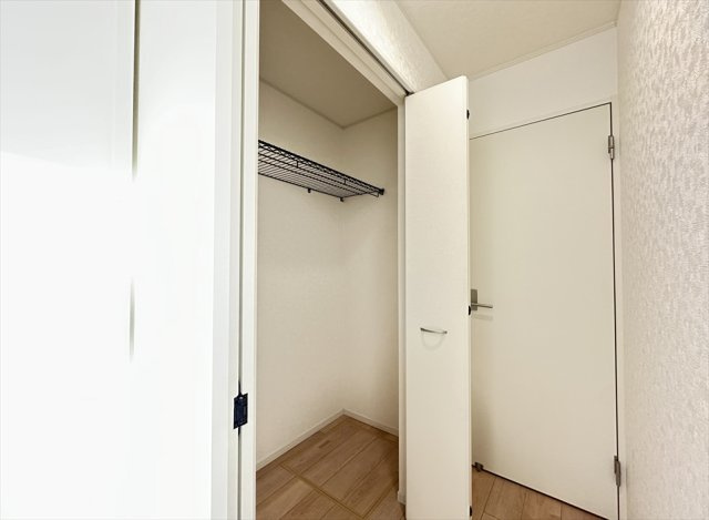 【収納】 | 新座市大和田5丁目　新築一戸建住宅　全1棟　(志木本店) | 主寝室のクローゼット内には床下収納もございます。