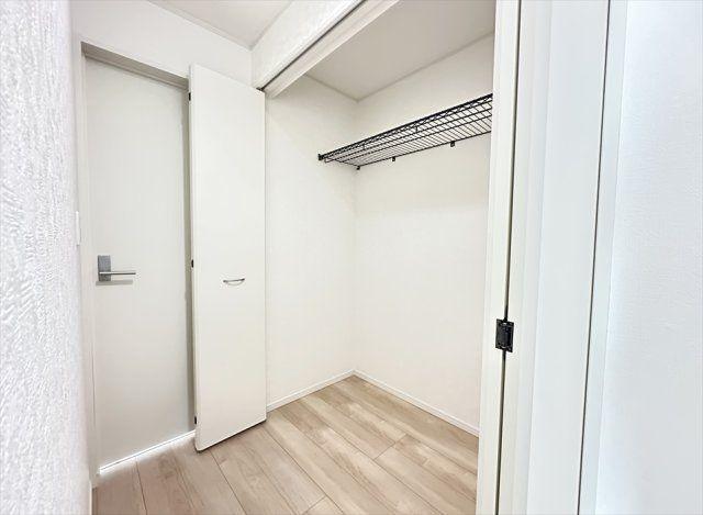 【収納】 | 新座市大和田5丁目　新築一戸建住宅　全1棟　(志木本店) | 2階ホール収納／全室や各階のホールクローゼットなど、豊富な収納が設けられているので家じゅうスッキリとした空間を維持できます。