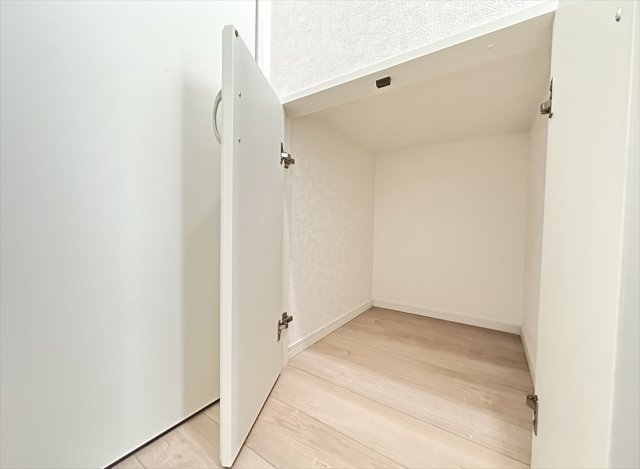 【収納】 | 新座市大和田5丁目　新築一戸建住宅　全1棟　(志木本店) | 階段下収納／飲料水や保存食などの保管にも便利です。