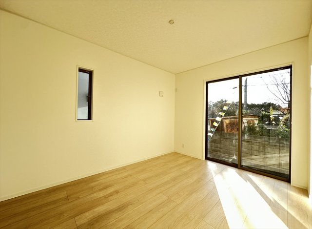 【洋室】 | 新座市大和田5丁目　新築一戸建住宅　全1棟　(志木本店) | 洋室6帖／カースペースに面した洋室は掃き出し窓になっているので車から直接荷物を室内に運ぶことができます。