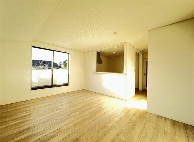 【居間・リビング】 | 新座市大和田5丁目　新築一戸建住宅　全1棟　(志木本店) | 15.7帖の広々としたLDKは独立しているので冷暖房の効率を落としません。