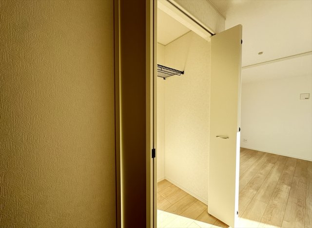 【居間・リビング】 | 新座市大和田5丁目　新築一戸建住宅　全1棟　(志木本店) | リビングにはパントリーとしても利用できるクローゼットがあるので食料品や日用品などの保管に便利です。