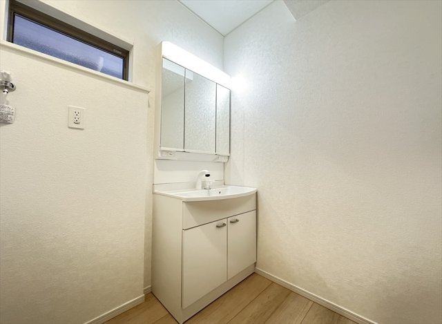 【独立洗面台】 | 新座市大和田5丁目　新築一戸建住宅　全1棟　(志木本店) | 鏡の裏が収納になっているのでスキンケア用品などまとめて保管できます。