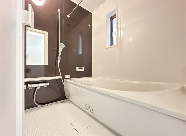 【浴室】 | 新座市大和田5丁目　新築一戸建住宅　全1棟　(志木本店) | 浴室乾燥機が付いているので雨天の洗濯はもちろん、浴室内のカビの発生も防げるので衛生面も安心です。