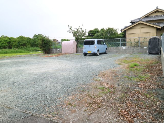 メゾン中島の駐車場