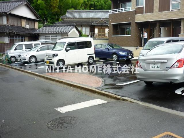 舞鶴市字上安のアパートの駐車場|敷地内に駐車場も完備(^^)/