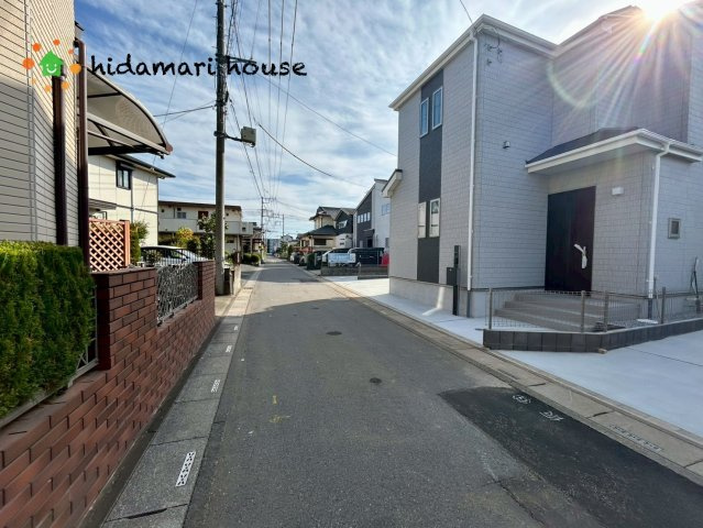 桶川市上日出谷　新築戸建　ハートフルタウンAの前面道路含む現地写真