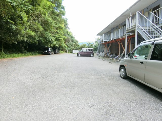 イーストベルパーソンズの駐車場
