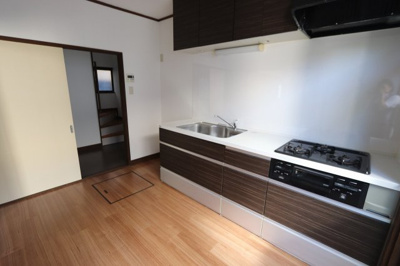 【キッチン】 | 小田原貸住宅 | システムキッチン　3口ガスコンロ