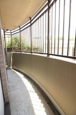 プレステージ百年公園前のバルコニー|外からの目が気にならないバルコニーで洗濯物が干せます