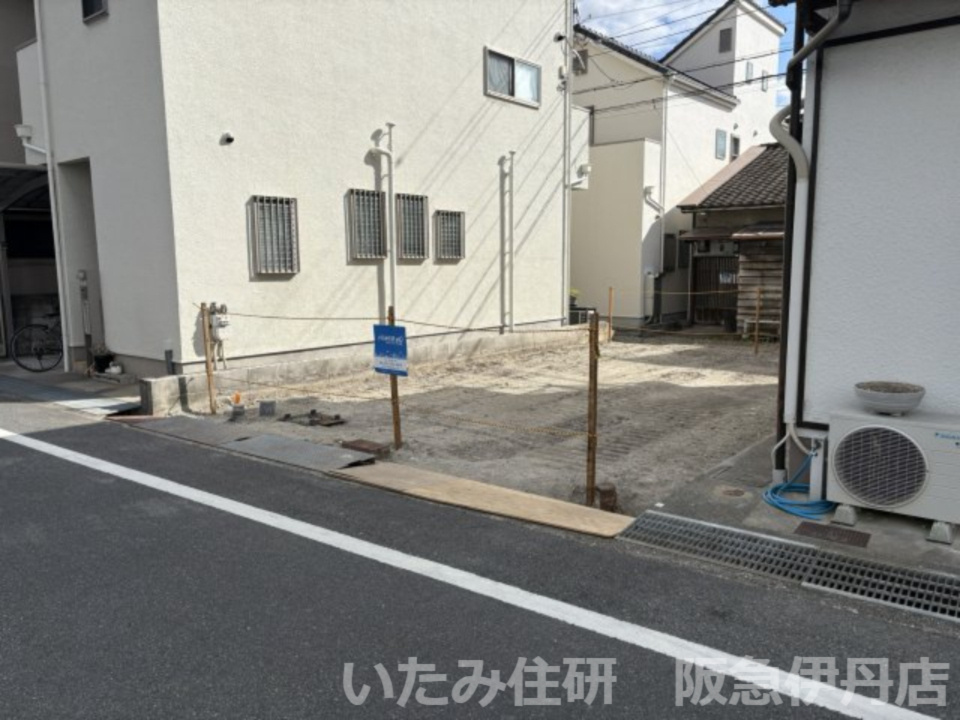 荒牧南3丁目の外観|物件を北西側から撮影。前面道路が6mとゆったりです！