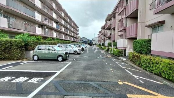 ニュー吹上サンハイツB棟の駐車場
