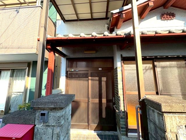 上原町貸家のエントランス