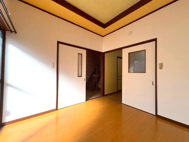 上原町貸家の洋室