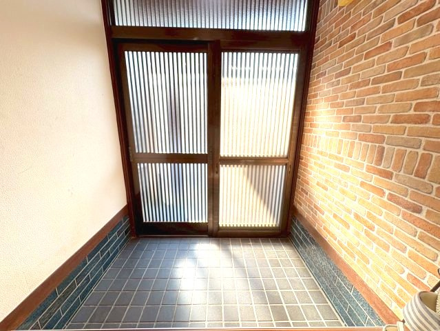 上原町貸家の玄関