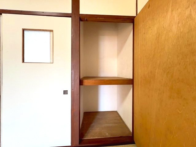 上原町貸家の収納