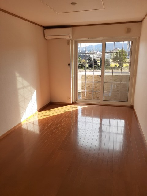 シャルムクレインＡの居間・リビング|６．９帖の洋室に南東向きのバルコニーがついています◇