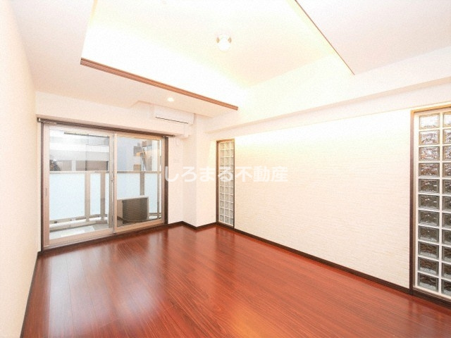 B-PROUD天満橋の居間・リビング