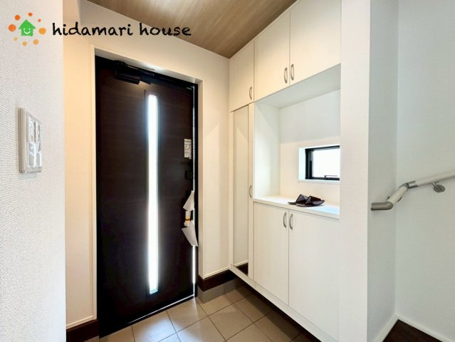 桶川市上日出谷南3期　新築戸建　グラファーレ01の玄関