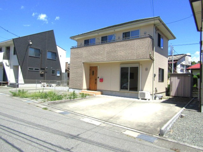 【駐車場】 | 甲斐市富竹新田　中古戸建て | カースペースがあります