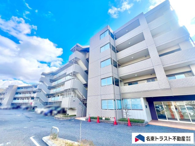 カルティア長久手WESTCOURTの外観|清潔感のあるタイル貼りの外観で、住宅地に調和した落ち着いた外観です。