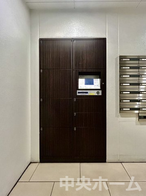 【設備】 | ライオンズ鶯谷マークスフォート | 【宅配ボックス】在宅時・不在時に関わらず、居住者の代わりに非対面で宅配物を受け取ってくれる便利な設備です。わかりやすくご説明致しますので見学時にはお部屋だけではなく共用部分もぜひチェックしてください。