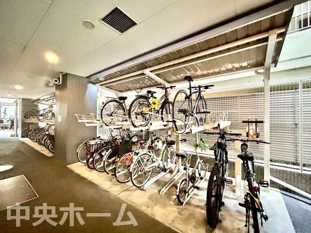 ライオンズ鶯谷マークスフォートの駐輪場|【自転車置き場】最新の空き状況や費用などの詳細は担当スタッフまでお問い合わせください。