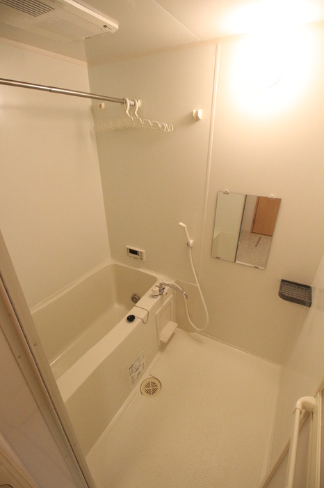 ガーデンヒルズ荒木の浴室|追い焚き・浴室乾燥機付きのお風呂です♪