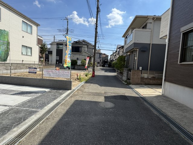 松戸市西馬橋５丁目新築戸建【旭町小学校：6分】の前面道路含む現地写真|西側前面道路