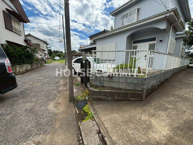 八街市富山　中古戸建の前面道路含む現地写真