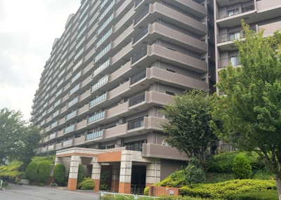【外観】 | プレセダンヒルズ南大沢 | 外観はマンション管理がされているかの目安になります。築年数が古いと、壁面は劣化してひび割れが生じることも！建物が古びていても細かいところが修繕されていると、きちんと管理されているなぁと感じるでしょう。