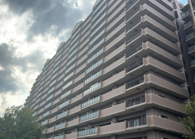 【バルコニー】 | プレセダンヒルズ南大沢 | 一般的なバルコニーは、奥行1.5ｍ程ですが、ワイルドバルコニーは2ｍまで広がっています。そのため洗濯物の間隔をあけ干すことができ、乾きやすいというメリットや、ガーデニングが楽しめる等の特徴があります。