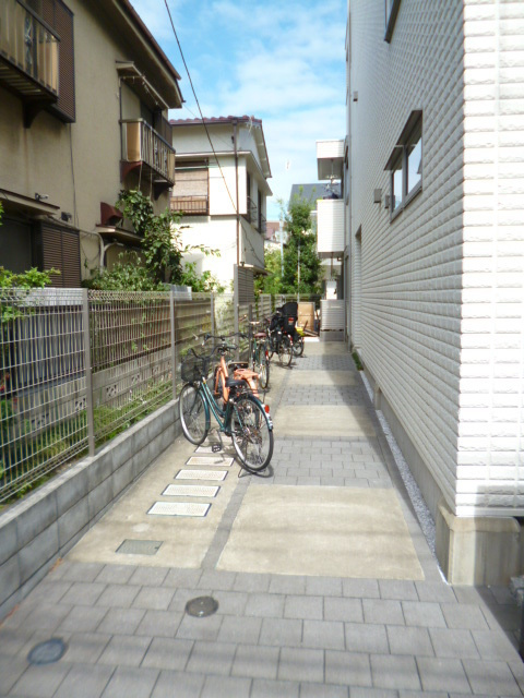 メゾンエスポワールのエントランス|アプローチ、自転車駐輪スペース