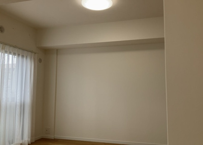 【洋室】 | 東建ニューハイツ東林間 | 洋室のメリットは重い家具が置きやすく、身の回りが整理しやすいことです。 床がフローリングのため畳とは異なり凹みにくいです。 クローゼットなど収納が豊富で、普段使わない旅行カバンや服の整頓も簡単にです。