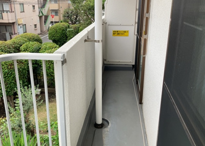 【バルコニー】 | 東建ニューハイツ東林間 | バルコニーは、室外の専用スペースのうち、「屋根がなく開放された空間」であるものを指します。ベランダより広いタイプのものが多く、日当たりもよいため家庭菜園などを楽しみたい人にとって適した環境となります。