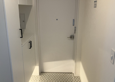 【玄関】 | 東建ニューハイツ東林間 | 玄関は家の顔でもあり、家族以外の目にも止まる場所です。玄関は外との間を仕切る扉、靴などをしまっておく収納スペース、靴脱ぎのたたきスペース、来客とのやり取りをするドアホンなど複数のアイテムからなります。