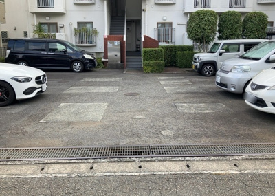 【駐車場】 | 東建ニューハイツ東林間 | 車一台あたりに必要なスペースは、標準サイズの普通自動車で横幅2m50cm、長さ5mは必要になります。ただし、乗降のことも考慮して横幅3m30cm、長さ5m50cmほどは確保できるところを選びましょう。